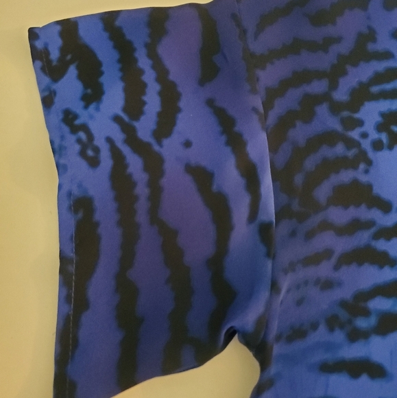 Aritzia Central Park West 100% silk shirt - Picture 8 of 11